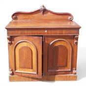 Victorian mahogany two door chiffonier sideboard, with raised shaped back. (H: 130cm x W: 122cm D: