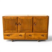 Mid-century Ercol Windsor sideboard model no.469, in a light elm finish. (H: 75cm x W: 130cm x D: