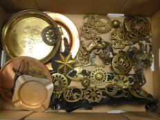 A group of metalware items, including a selection of horse brasses, a copper plate, a brass plate,