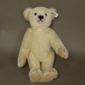 Boxed Steiff Teddybar 1922, no 03738, with CoA, height 36cm.