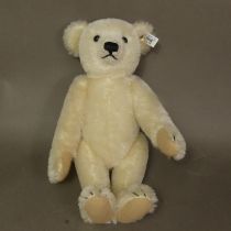Boxed Steiff Teddybar 1922, no 03738, with CoA, height 36cm.