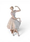 Lladro porcelain figurine, Weary Ballerina, model no.5275. (H: 29cm)