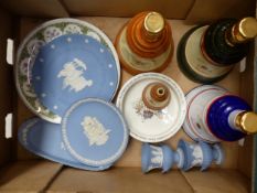 Mixed lot of Wedgwood and Wade ceramics, Wedgwood powder blue jasperware items, a calendar plate and