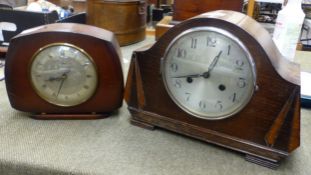 Two oak cased mantle clocks, height of largest 23cm (2).