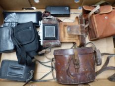 Mixed collection of items to include a pair of military-issued binoculars, a Taisei Welmy 1950s