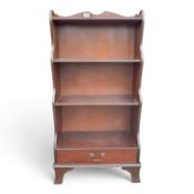 Mahogany waterfall freestanding bookcase with lower single drawer. (H: 112cm x W: 57cm)