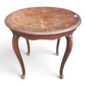 Queen Anne style oak occasional table with cabriole legs. (H: 63cm Dia: 70cm)