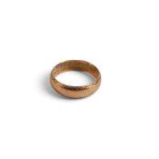 9ct gold wedding ring, size K, 2.5g.