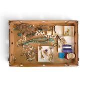 A collection of vintage costume jewellery including agate, turquoise, brooches, Pendants, Silver