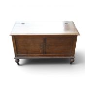 Oak wooden blanket box on casters. (H: 55.5cm x W: 90.5cm x D: 44cm)
