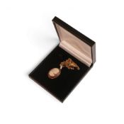 9ct gold cameo pendant and 9ct gold necklace, 5.9g.