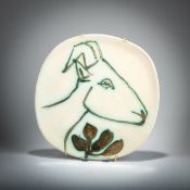 Pablo Picasso (1881 Malaga - 1973 Mougins), Wandteller 'Tête de chèvre de profil', 1950