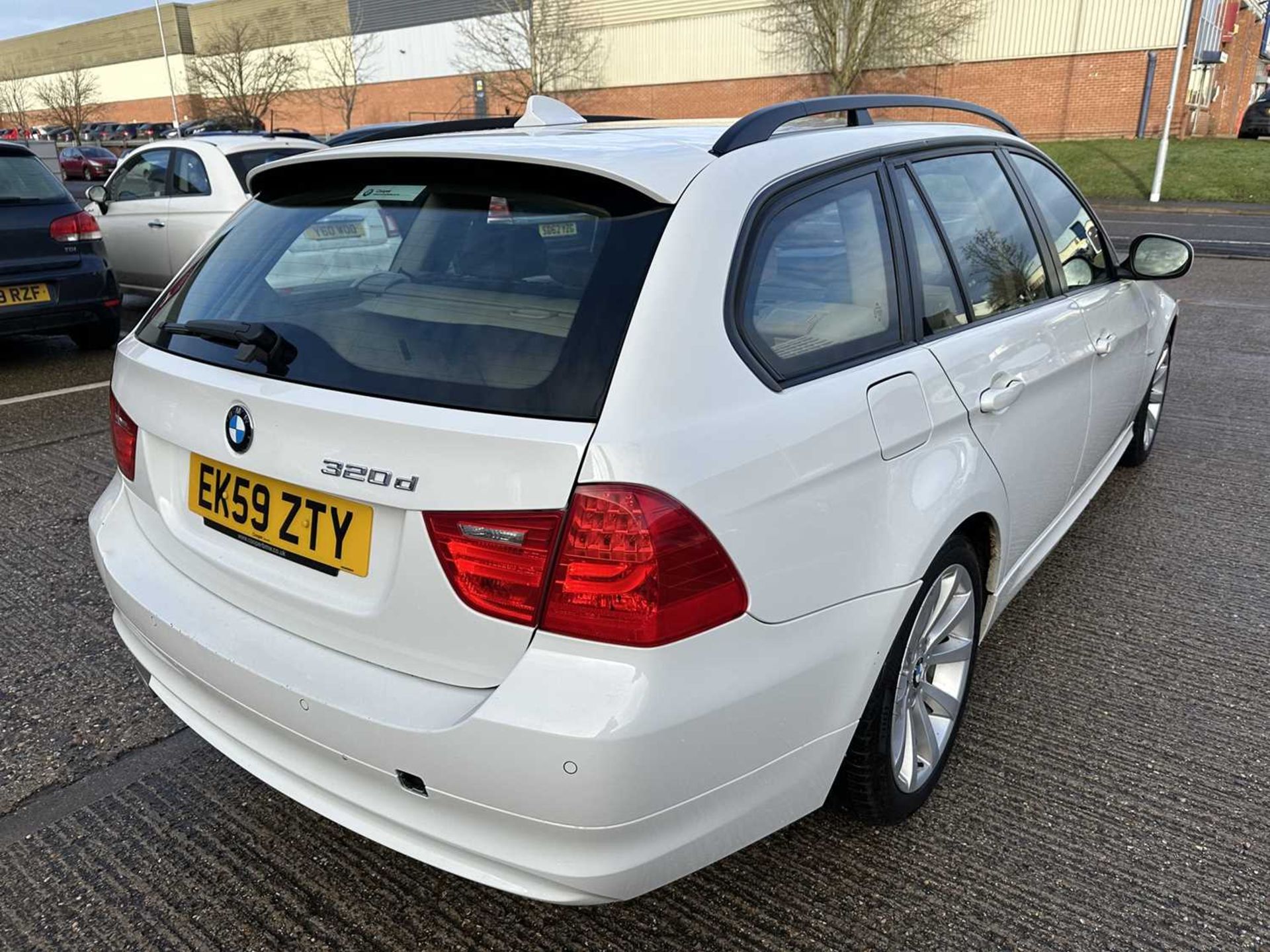 2009 BMW 320D SE Business Edition Touring, automatic, finished in white, reg. no. EK59 ZTY. - Image 7 of 37