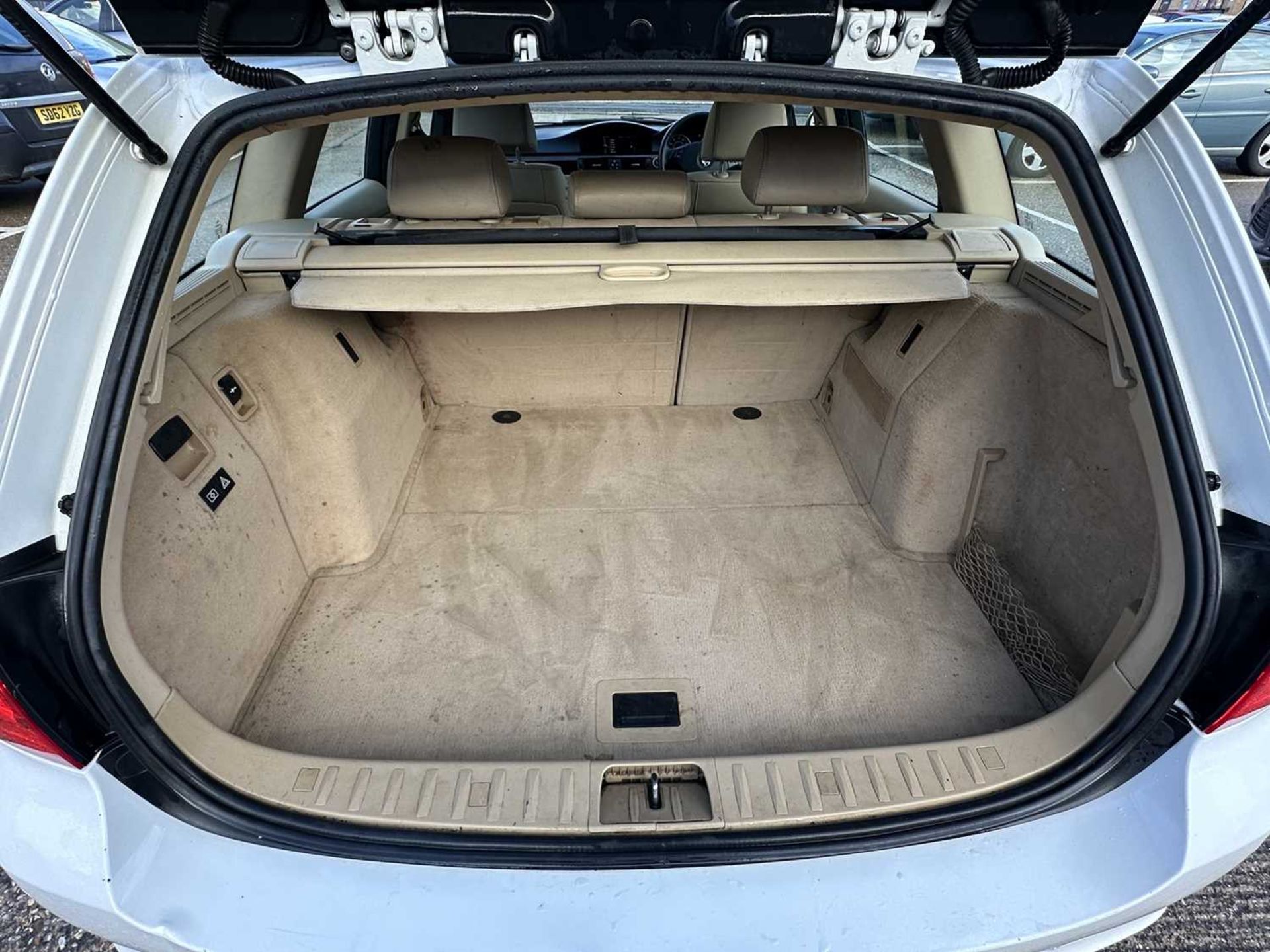 2009 BMW 320D SE Business Edition Touring, automatic, finished in white, reg. no. EK59 ZTY. - Image 17 of 37