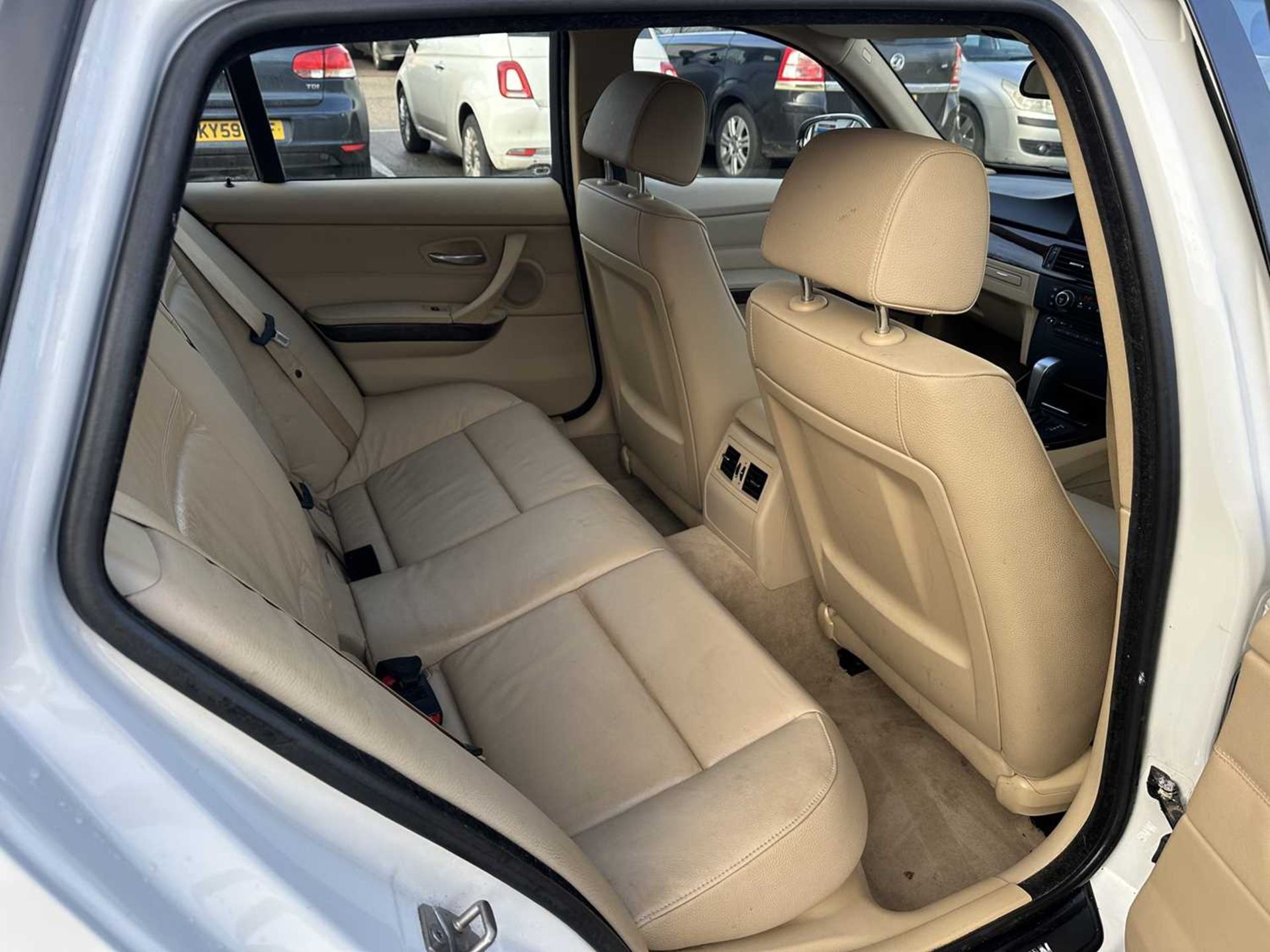 2009 BMW 320D SE Business Edition Touring, automatic, finished in white, reg. no. EK59 ZTY. - Image 13 of 37