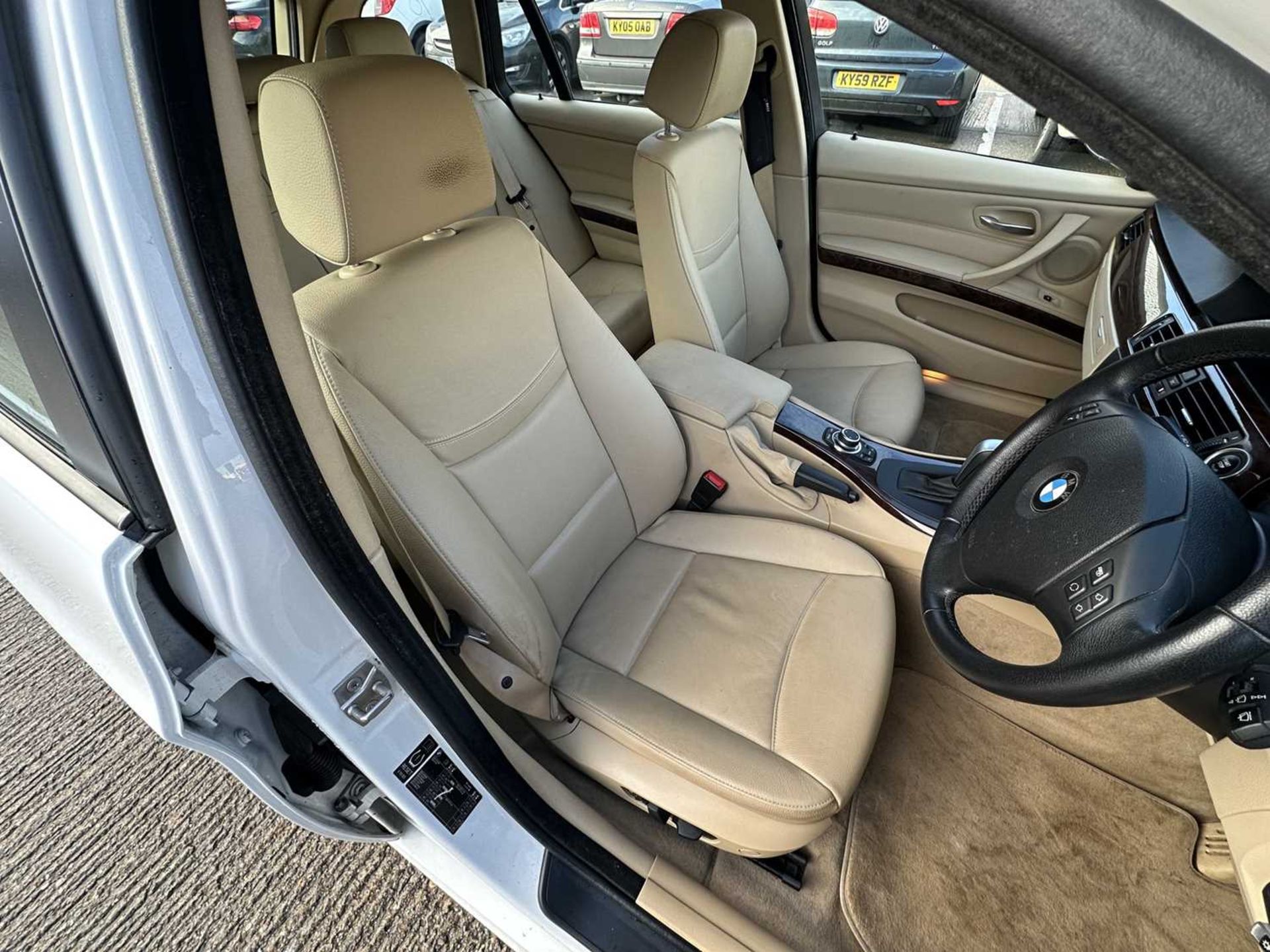2009 BMW 320D SE Business Edition Touring, automatic, finished in white, reg. no. EK59 ZTY. - Image 11 of 37