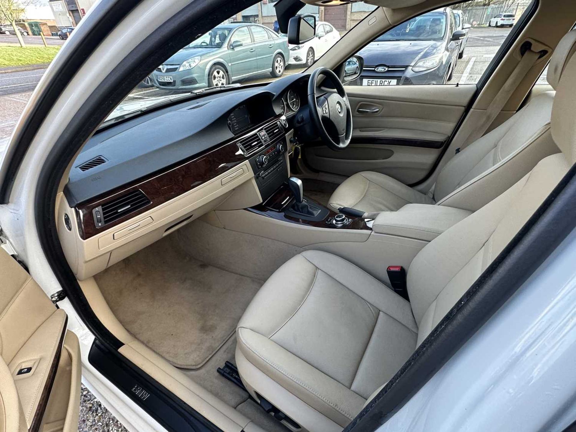 2009 BMW 320D SE Business Edition Touring, automatic, finished in white, reg. no. EK59 ZTY. - Image 12 of 37