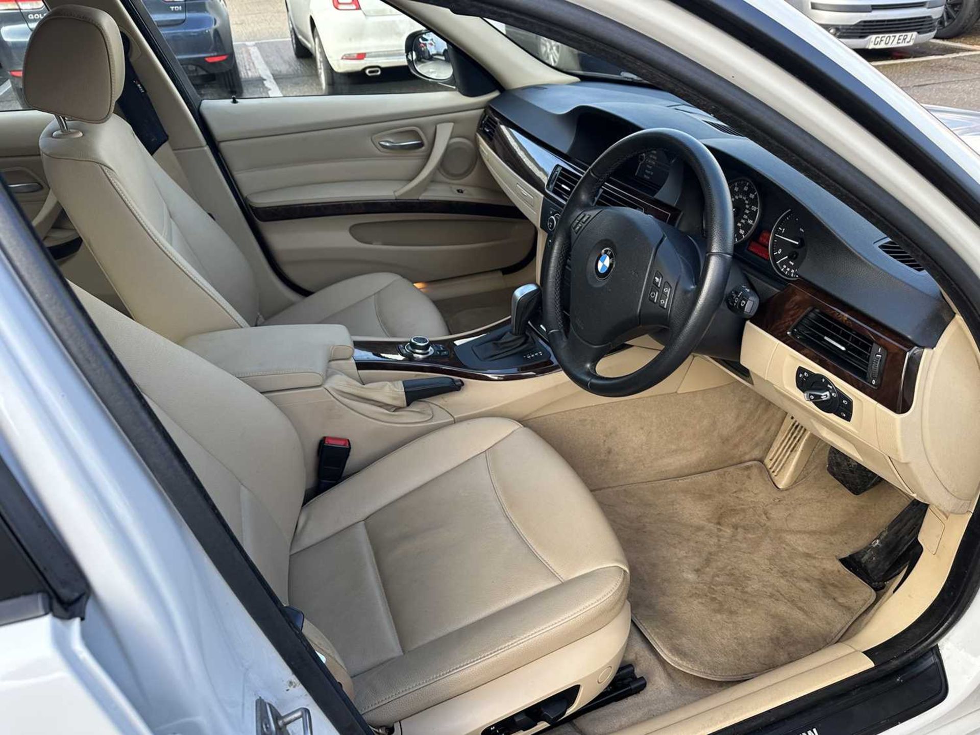 2009 BMW 320D SE Business Edition Touring, automatic, finished in white, reg. no. EK59 ZTY. - Image 10 of 37