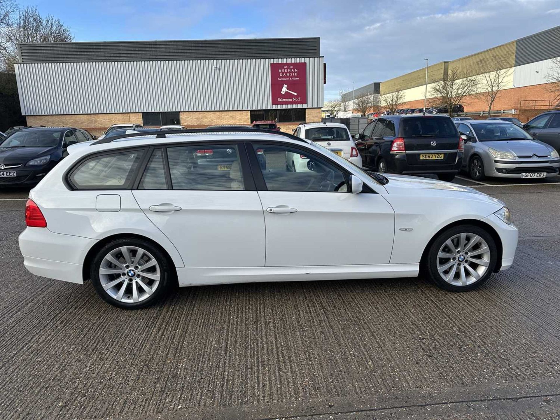 2009 BMW 320D SE Business Edition Touring, automatic, finished in white, reg. no. EK59 ZTY. - Image 9 of 37