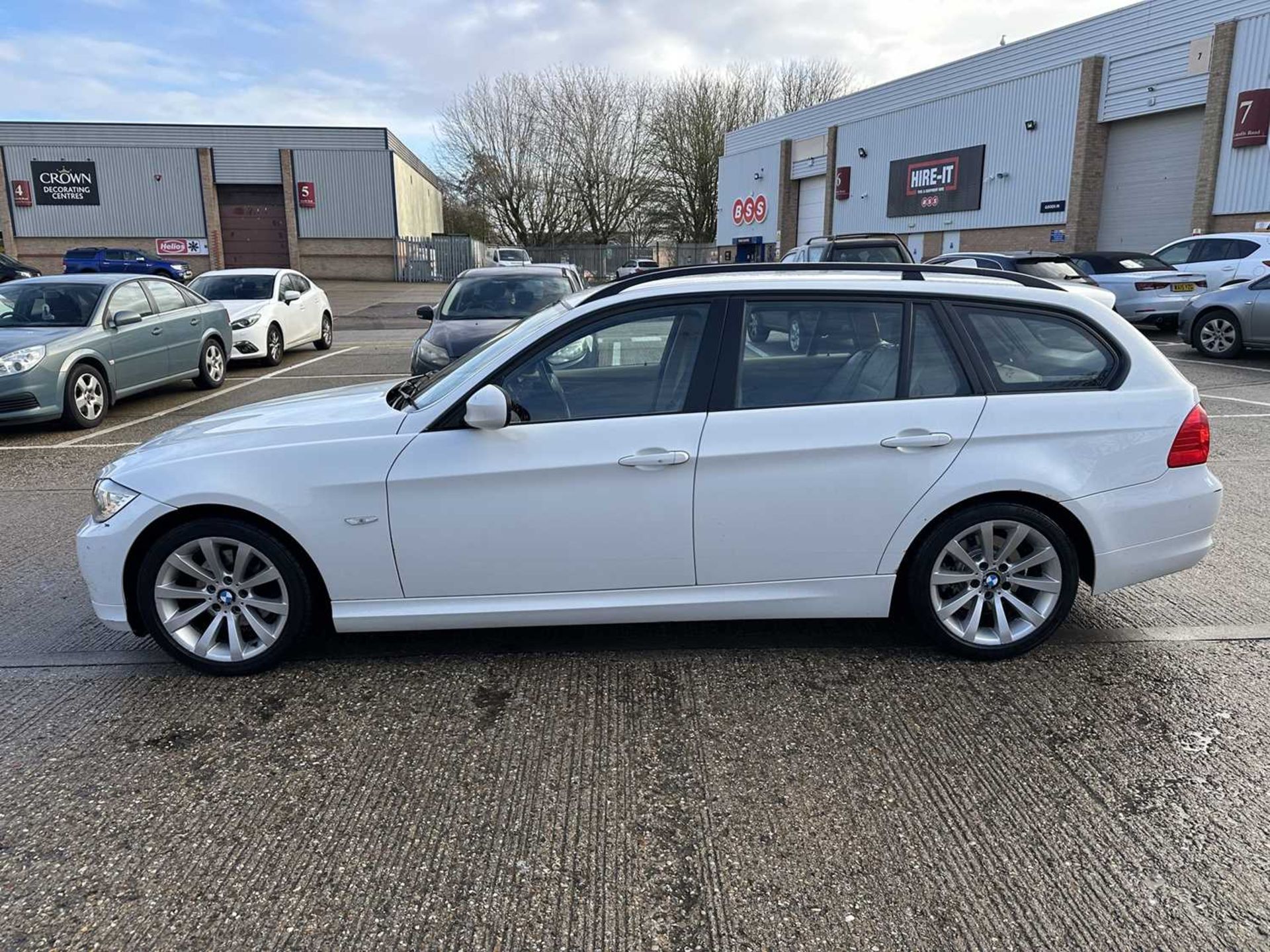 2009 BMW 320D SE Business Edition Touring, automatic, finished in white, reg. no. EK59 ZTY. - Image 4 of 37