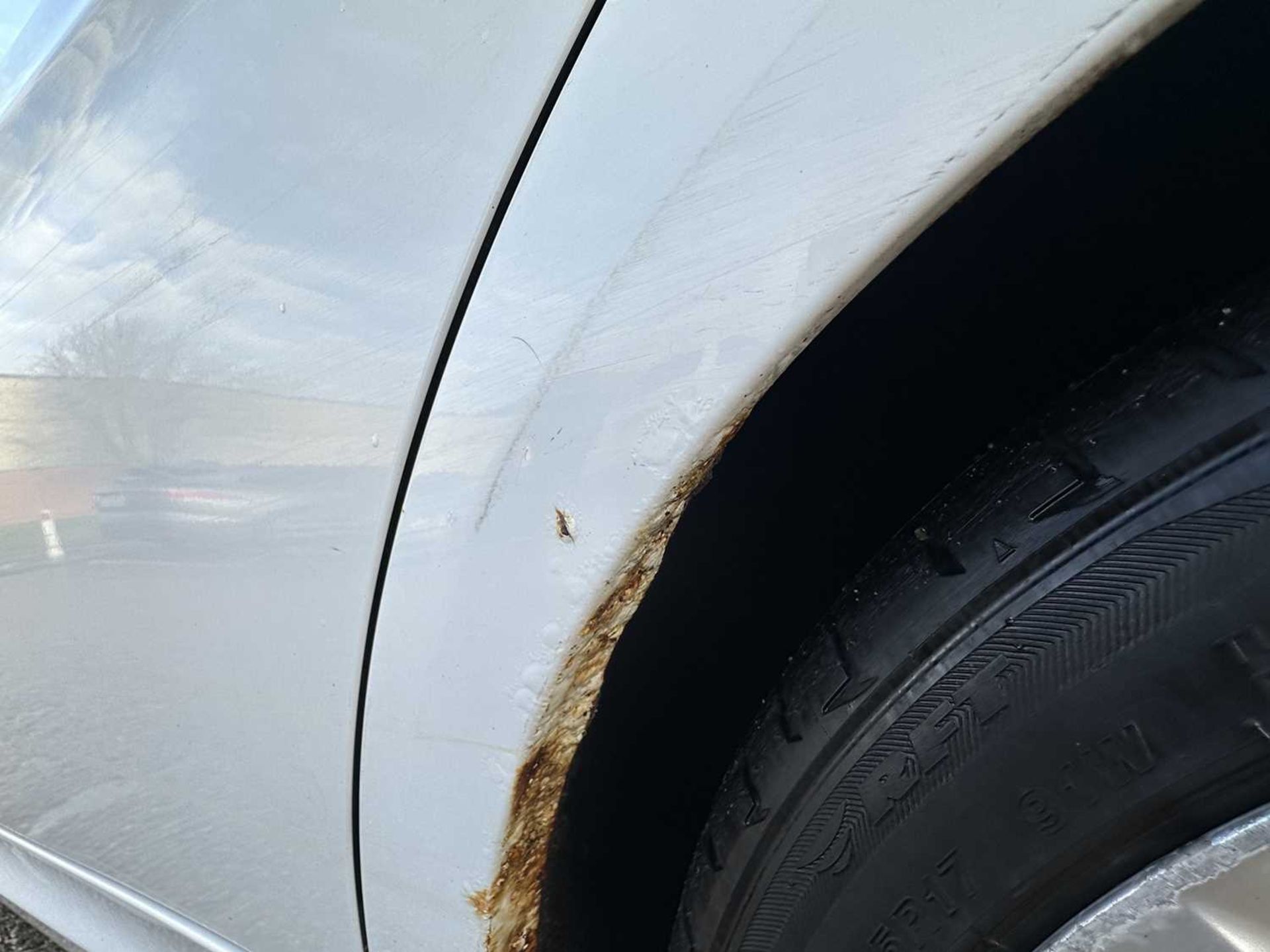 2009 BMW 320D SE Business Edition Touring, automatic, finished in white, reg. no. EK59 ZTY. - Image 24 of 37