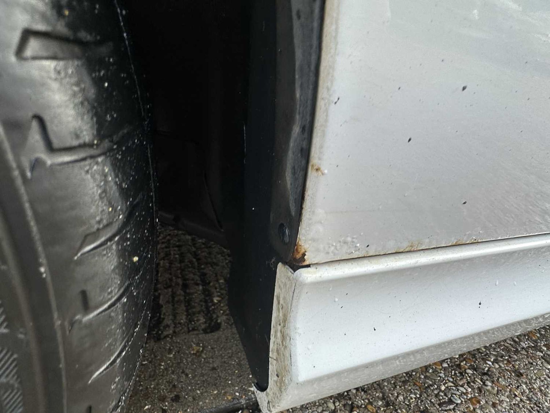 2009 BMW 320D SE Business Edition Touring, automatic, finished in white, reg. no. EK59 ZTY. - Image 21 of 37