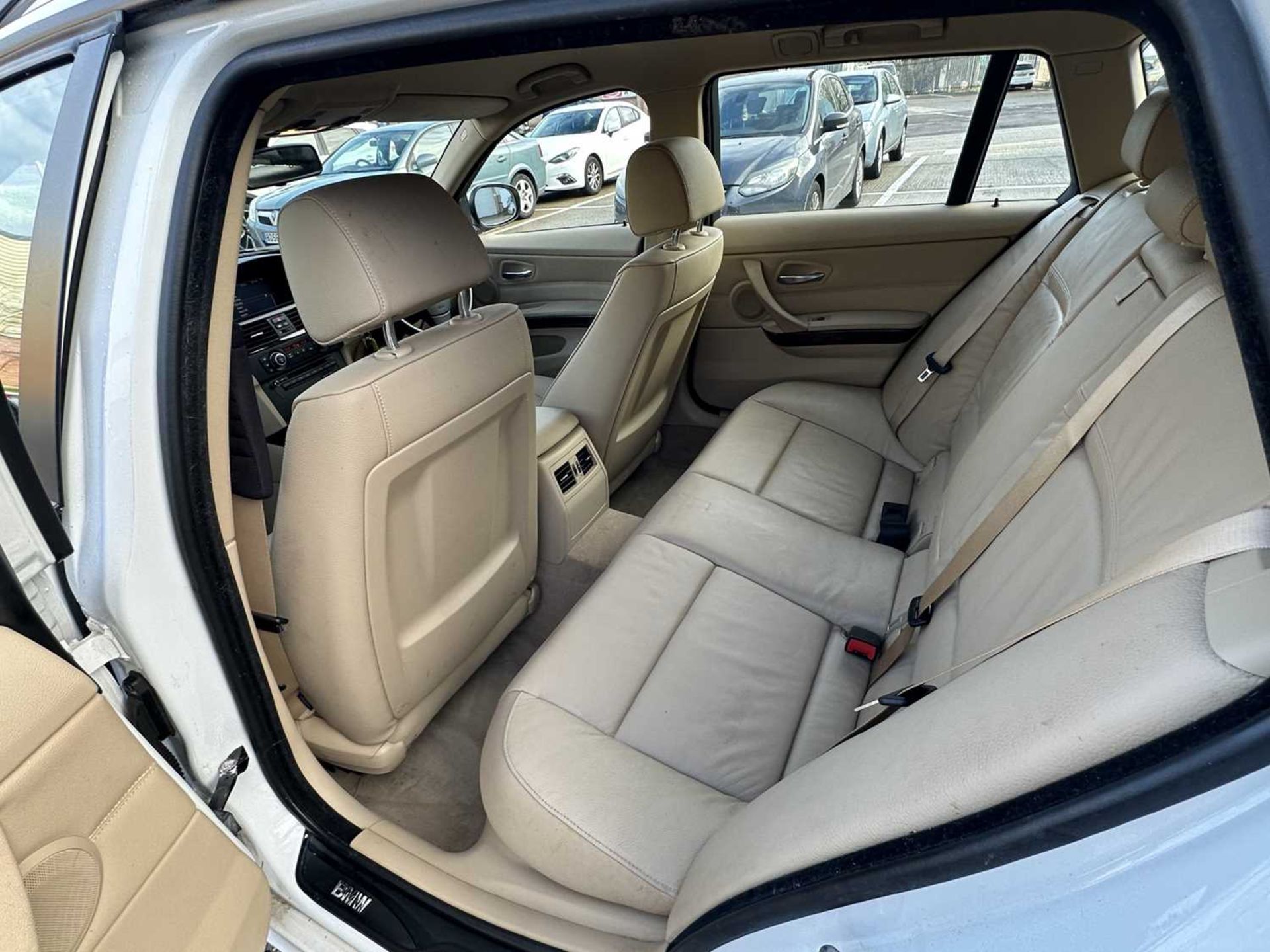 2009 BMW 320D SE Business Edition Touring, automatic, finished in white, reg. no. EK59 ZTY. - Image 14 of 37