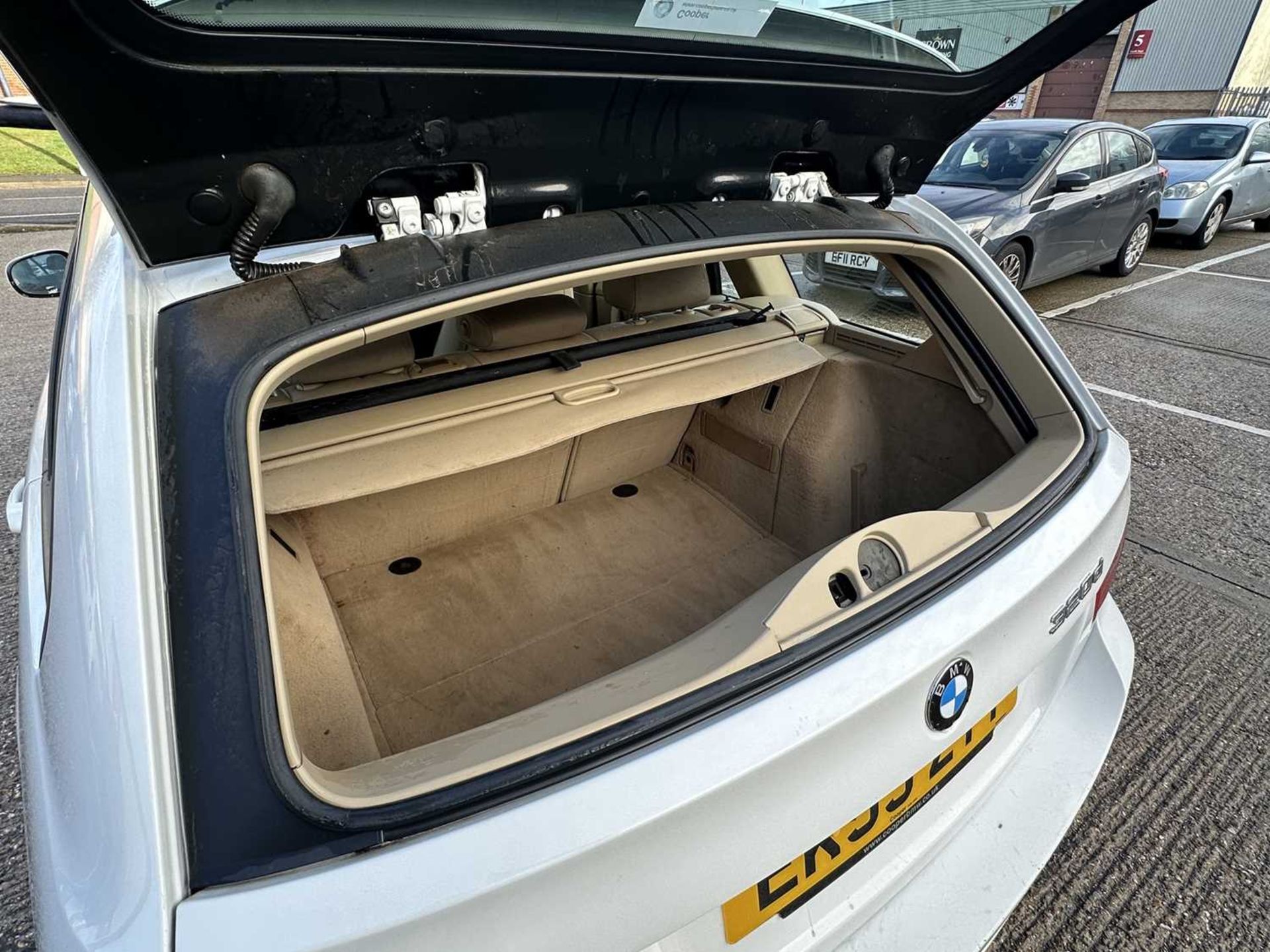 2009 BMW 320D SE Business Edition Touring, automatic, finished in white, reg. no. EK59 ZTY. - Image 16 of 37