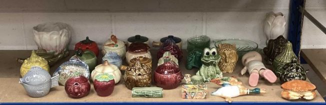 Groux of ceramics to include Beswick flying duck wall plaque, Svlvac and others