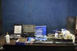 A COLLECTION OF AUTOMOTIVE TOOLS AND ACCESSORIES including a Master Mechanic 2 tonne trolley jack,