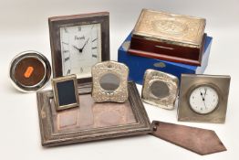 AN ASSORTMENT OF SILVER ITEMS, to include a boxed silver lined wooden box hallmarked Sheffield,
