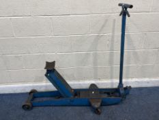 A VINTAGE HEAVY DUTY VEHICLE JACK, no plated weight indication, 136cm long