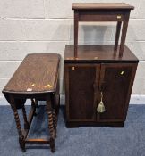 AN EARLY 20TH CENTURY OAK GATE LEG TABLE, raised on barley twist supports, width 39cm x depth 77cm x
