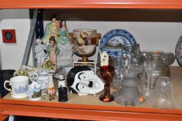 A GROUP OF ASSORTED GLASS AND CERAMICS to include a blue and white Chinese happy jar with an