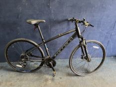 A CARRERA CROSSFIRE 2 GENTS HYBRID BIKE with 21 speed Shimano gears, front suspension, disc brakes