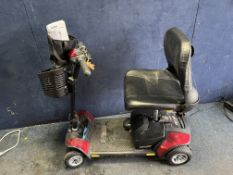 A GO GO ELITE TRAVELLER MOBILITY SCOOTER (SPARES OR REPAIRS) with two keys and charger but no