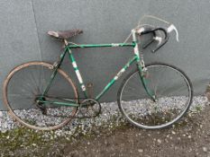 A VINTAGE SUN SNIPE RACING BIKE with leather seat, 5 speed gears and 23in frame