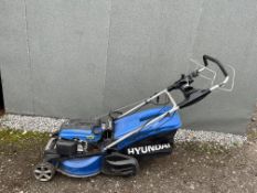 A HYUNDAI MODEL HYM480SPER SELF PROPELLED PETROL LAWN MOWER with collection box (engine pulls freely