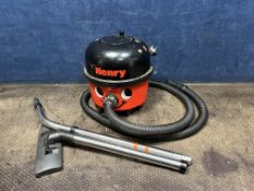 A NUMATIC HVR200 'HENRY' VACUUM CLEANER (PAT pass and working)