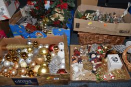 FOUR BOXES AND LOOSE OF CHRISTMAS DECORATIONS to include one box of gold and white coloured baubles,