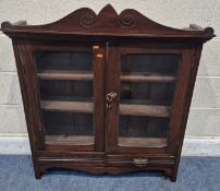 AN EARLY 20TH CENTURY MAHOGANY BOOKCASE, the double glass door enclosing two adjustable shelves,