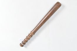 A TURNED WOODEN POLICE STYLE TRUNCHEON, with a ribbed grip and a plain shaft, the approximate length