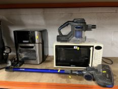 A COLLECTION OF KITCHEN ELECTRICAL ITEMS including a Delta microwave, a Cook Shop micro grill (