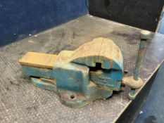 A RECORD No.22 ENGINEERS VICE with 4in jaws Condition Report: paint losses, rusty but operation only