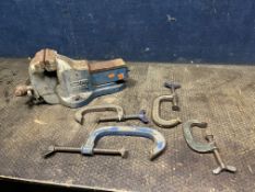 A RECORD NO.84 ENGINEERING VICE, with 4.5in jaws, three Record and one Governor G clamps (5)