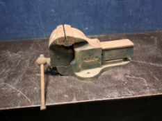 A RECORD No.25 ENGINEERS VICE with 6in jaws. Condition Report: surface rust but it doesn't impede