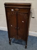 AN EARLY 20TH CENTURY OAK CASED WIND UP GRAMOPHONE, the hinged lid enclosing the turn table, over