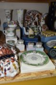 A GROUP OF HOUSEHOLD DECORATIVE CERAMICS to include a large Japanese Imari style sleeping cat, a