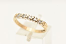 A 9CT WHITE AND YELLOW GOLD DIAMOND FIVE STONE RING, set with round brilliant cut diamonds, to the