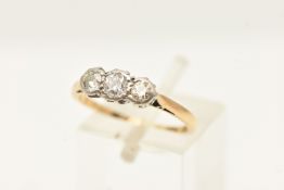 A THREE STONE DIAMOND RING, three old cut diamonds, approximate total diamond weight 0.40ct, prong